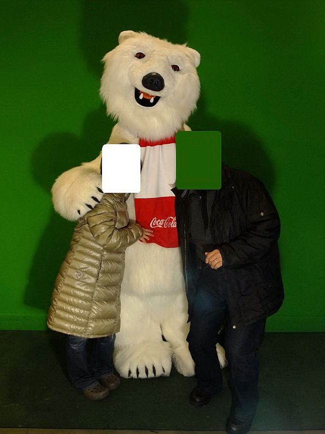 ２９日　１２：３３<br /><br />「エブリシング・コカ・コーラ」店内<br /><br />手持ちのカメラで無料で撮ってくれる<br /><br />さらに白熊が頭をガブリ写真はプロが撮り有料<br /><br />買う買わないは自由です