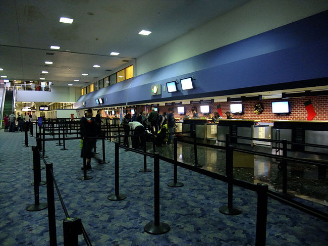 ２９日　１５：５１<br /><br />マッキャラン国際空港は国内線ターミナル１と<br /><br />国際線ターミナル２と分かれてて私達の<br /><br />ターミナルの方が寂しいそうな。<br /><br />ケアンズの空港に規模的にも似てる。