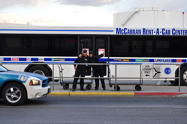 ２９日　１５：５６<br /><br />時間有ったのでＰＣやったり外に出て<br /><br />写真撮ろうとしたら空港で働いてる若者が<br /><br />ポーズを撮ってる。・・ので撮った。