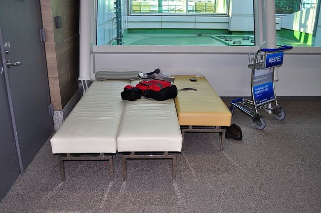 ３１日　８：５７<br /><br />トランジットホテル年末で満員御礼(-_-;)<br /><br />仮眠出来ないので、こして長椅子でベッドを作る<br /><br />こうした光景沢山見たので問題無し。