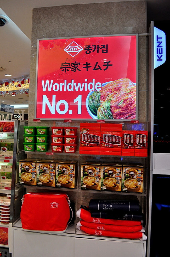 ３１日　１０：３５<br /><br /><br /><br />時間が有るので空港から外に出ようかと思った<br /><br />けど疲れてるからやめました。<br /><br />空港内でショッピング。おぉ〜「宗家キムチ」だ<br /><br />いろんな種類のキムチを購入。<br /><br /><br /><br />帰国後食べたけど味は・・(^_^.)　試食無いのはＮＧ