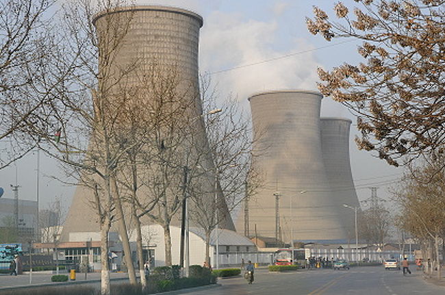 これまで数回の訪問で、西安市内や近郊の見所は一通り見ていたSUR SHANGHAIなので、今回はこれまで行った事のない法門寺や乾陵（けんりょう）方面へ行ってみます。<br /><br />SUR SHANGHAIは西安市街地から１日タクシーを雇って行ってみました。<br />ちなみに、この０８年３月下旬時点では、西安→法門寺→乾陵→乾陵懿徳太子墓→永泰公主墓→西安と回ってもらい、高速道路料金込みで６００元。<br />一人だと割高ですが、時間をかけて見たい所ではゆっくりでき、途中の道筋でも停まってもらいたい所があれば停めてくれるのがよし。<br /><br />で、さっそく出発した西安の街。<br />街の中心からそんなに遠くない場所の道の脇に発電所があるのでびっくり。<br />ちょっと前までの中国の街って、住宅地も工場も入り乱れていたから、これもその名残？