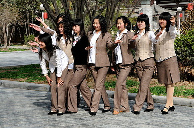 …地元の乙女たちの青春の花も真っ盛り。(^。^)<br /><br />取っているポーズが、一昔前の女学生って感じだね。<br /><br /><br />彼女たちは、これからどんな人生を送るんだろう。<br />