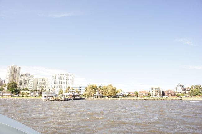 バラック桟橋から対岸へ船で向かいます。所要10分ほど。