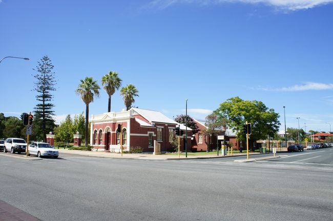 公園を斜めにつっきっていくと動物園があります。