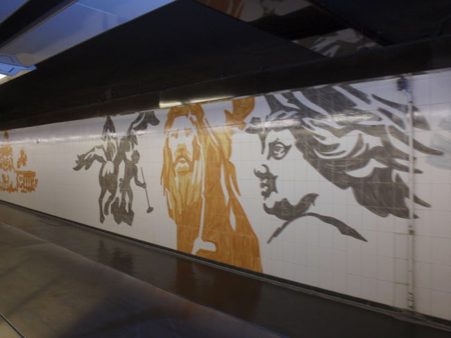 パリのメトロの駅の中も芸術的ですね。