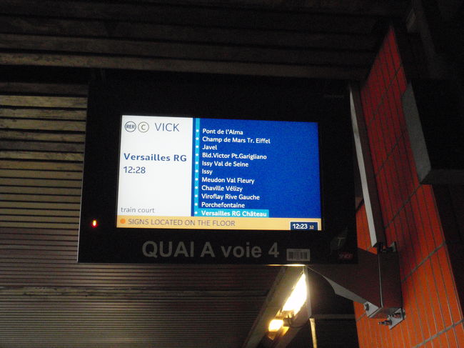 電車の案内板です。ベルサイユ行きです。