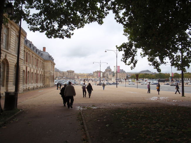 ベルサイユ宮殿の入口が見えてきました。