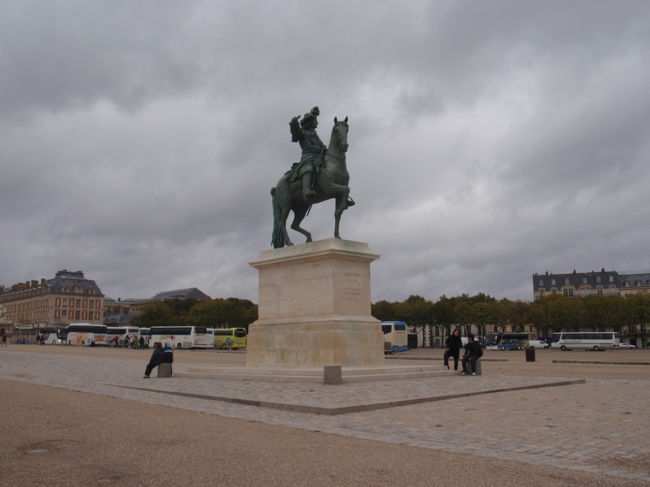 宮殿の門の前です。ものうりさんはいますが、モンマルトルに比べて過激ではないので大丈夫です。