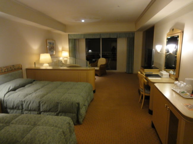 大阪での仕事の後、白浜へ出発<br />阪和道を二時間程度走り、エクシブ白浜アネックスに到着<br /><br />ラージグレードのお部屋<br />1005号室です。