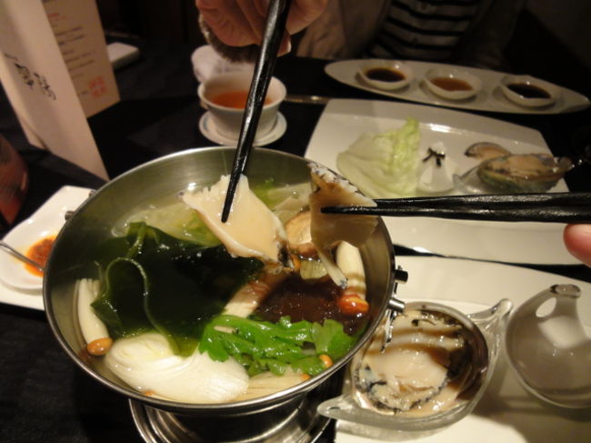 さっと湯を通して食べる<br />新鮮なアワビはコリコリしている<br />煮込みすぎるとやわらかくなってしまいます。