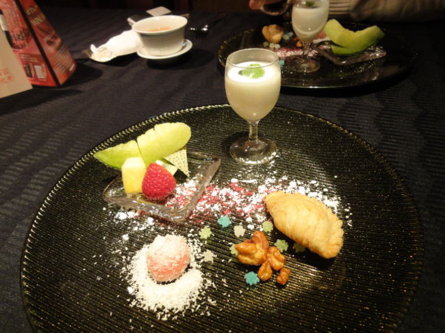 食後のデザート<br /><br />妻の快気祝いということで思い切ったプランを選びました。<br />こんな豪勢な食事は初めて食べました。