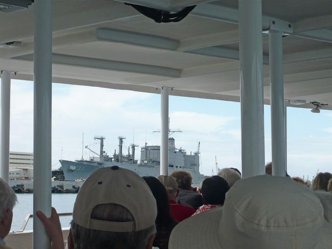 戦艦アリゾナ記念館行きボート内。