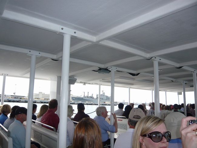 戦艦アリゾナ記念館行きボート内。