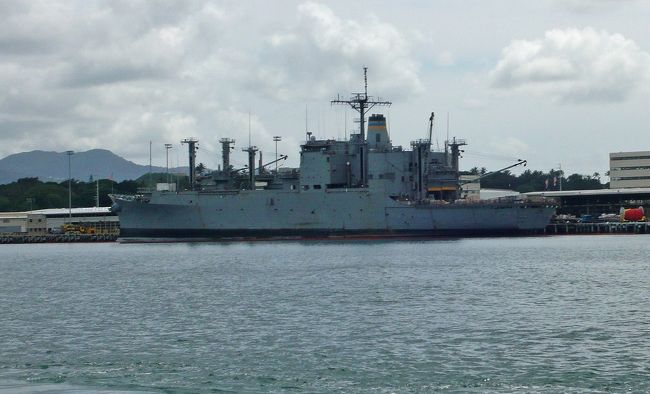 パール・ハーバー、軍用艦が停泊中。