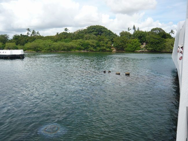 海面上に光る沈没した戦艦アリゾナから漏れ続けているという油。