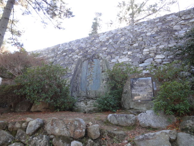 松阪城跡<br />立派な石垣が残ります