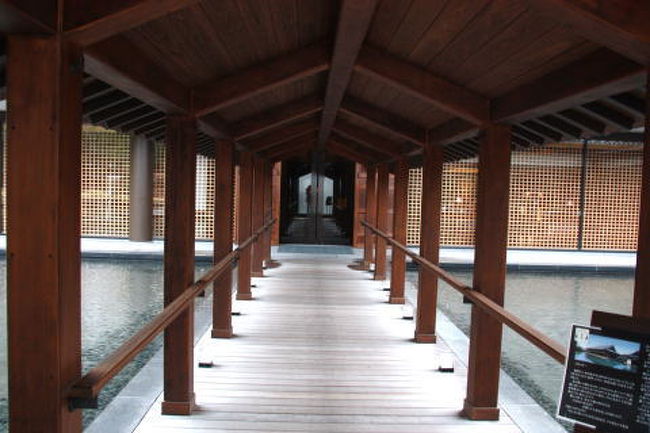 「薩摩伝承館」<br />１階には素敵な薩摩焼の壷が印象的に飾られ、その中で結婚式なども<br />あげられるそうです。<br />「光」「水」「音」「香」そして「風」を五感で感じてほしいという<br />建物もとても素敵でした。とてもよく考えて作られた建物です。<br />