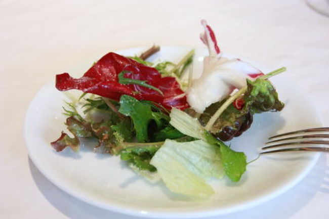 ランチコースは1000円からありますが、朝ごはんを食べ過ぎて<br />あまりおなかがすいていなかったので、単品で注文して<br />みんなでシェアして食べました。<br /><br />グリーンサラダ