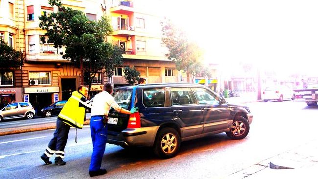 車を押すオジサマたち　笑