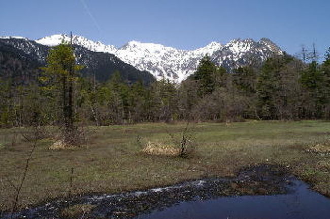 湿原越しの穂高連峰。<br /><br />青空にくっきりの穂高が美しかったです。<br /><br /><br />飛行機雲が山に向かってぐんぐん伸びてるのがわかるかな〜？<br /><br />