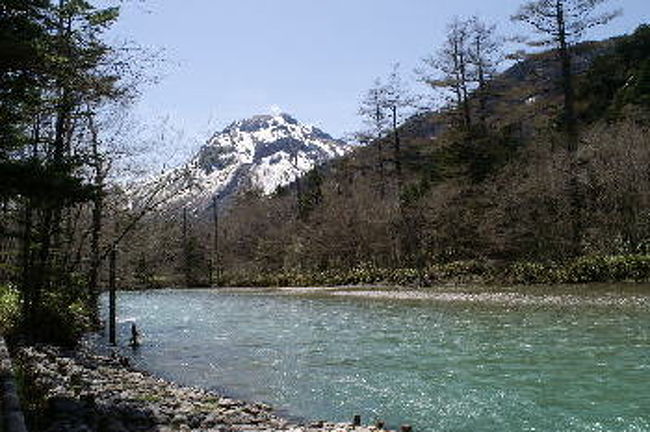 梓川の清流と焼岳。<br />