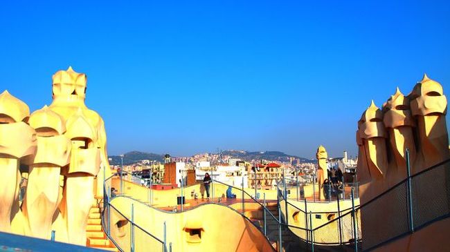 カサ・ミラからの眺め。連なっているオブジェ、ロボットの顔にしか見えません・・・＾＾；