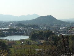 最後に甘橿丘からの絶景です。

大和三山のひとつ「畝傍山」と、後方が大阪県境の二上山。