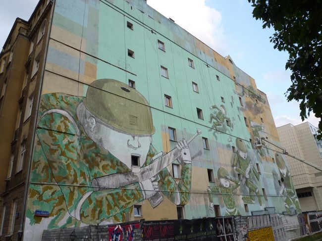 カルフールへ行く途中にあった壁画