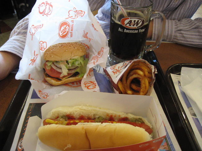 那覇空港到着後、Ａ＆Ｗでランチです。<br />Ａ＆Ｗにはロコモコがあると期待したのですが、<br />空港店はバーガー類だけでした。<br />初のルートビアーの味は・・・ん〜<br />独特・・・。