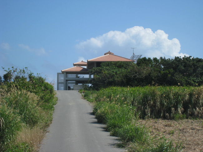 海中道路を渡った先の宮城島にある『ぬちまーす』さんの<br />工場見学にお邪魔しました。
