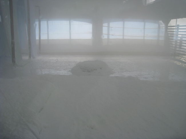 工場内は、まるで雪のように塩の結晶が積もっています。