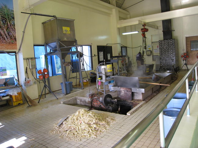 こちらも工場見学をさせてもらえます。<br />残念ながら今日は既に作業終了してましたが、<br />店員さんが丁寧に工場内で行程を説明して下さいました。<br />稼動時間が決まっている訳ではないようですが、<br />作業を実際に見学したければ夕方は避けた方が<br />良いようです。