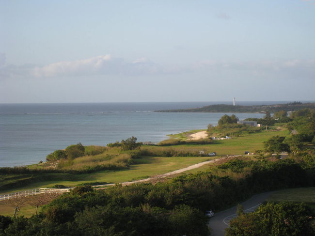 と言う事で、ちょっと残念な景色が手前にありますが、<br />遠くには残波岬や海が広がっていました。<br />早く完成するといいですね。