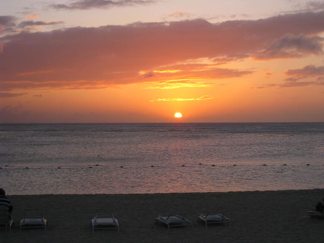 ホテル前のビーチから夕陽が望めました。