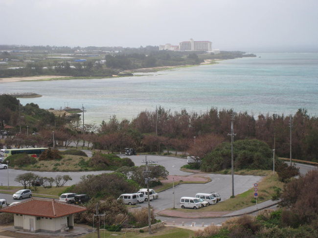 残波岬の灯台からの景色。灯台の階段、<br />キツイです。