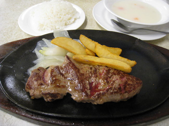 テンダーロインＳ。お肉柔らかいです。<br />味付けをどうするのか周りをキョロキョロ。<br />?１ソースをかけているみたいです。<br />とりあえず、?１ソースを試しましたが、ちょっと<br />酸味が気になる・・・。半分は塩コショウでいただきました。<br />あっという間に完食。Ｍサイズでもよかったかな？<br />