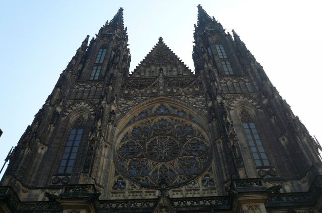 チェコ人が作った「聖ヴィート大聖堂」<br />この中にミュシャのステンドグラスがあります。<br />地下には歴代のボヘミア王が眠っています。<br /><br />