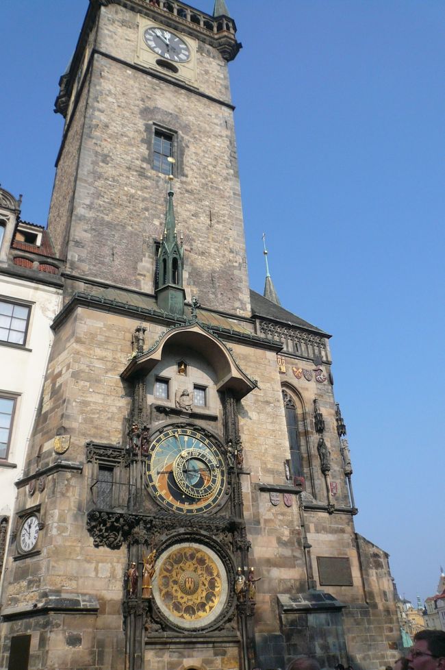 旧市庁舎の天文時計台<br />時計の上の小部屋から仕掛け人形が現れます。<br />スリがいるので、気を付けましょう！