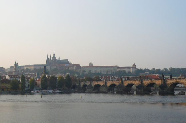 ヴルタヴァ川とプラハ城<br />カレル橋は、石造りの橋としてヨーロッパ最長です。