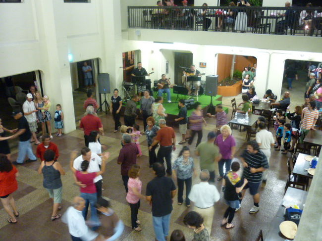 中央の建物には生バンドに踊る人たちがたくさん