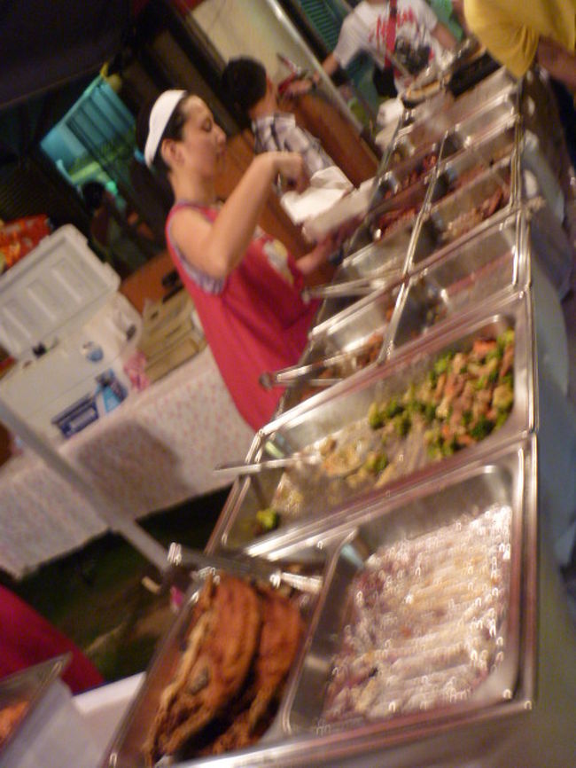 生はないが、たくさんのシーフードとミートが安くて<br />たくさん