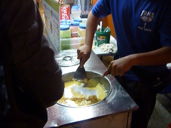 マンゴーのシャーベットアイスを鉄板で焼いて<br />回りははいい焼きフルーツのいい香りがして<br />トッピングにフルーツをいろいろ混ぜていく