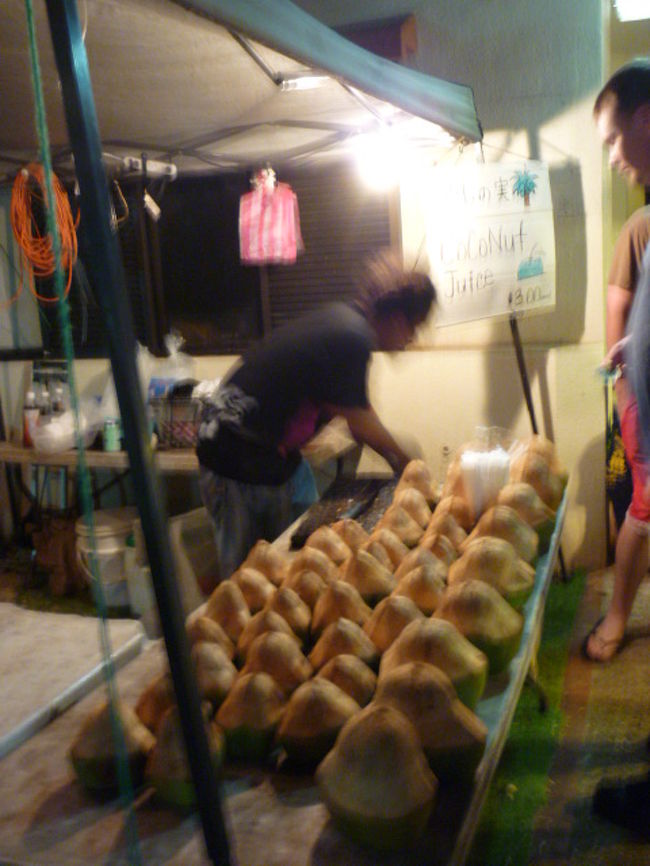 ココナッツの直接ストローでのむジュース