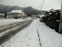 ほとんどガイドしないで、たつみやさんの奥様からスコップ借りて、駐車場の雪かきにいそしんでおりました。
焼け石に水状態ではありますが、駐車場から出るのに車がスリップしまくってますとねえ・・・