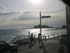 鎌倉高校前から江ノ島を望む。

この辺の海には入ったことあったけど。