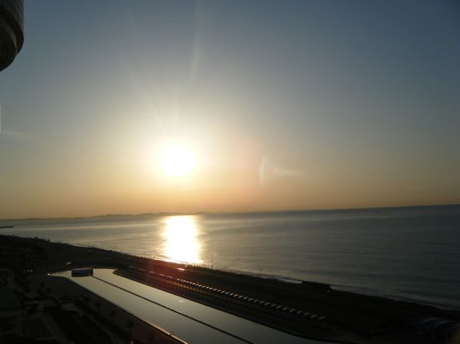 いきなりですが・・・<br />ホテルの部屋のベランダから見た朝日です。<br /><br />前日、インしたのが、遅かったもので・・・