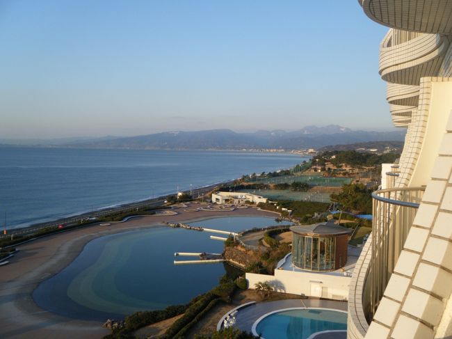 反対側<br />冬なら、ここから夕日が沈むのも見えます。<br />このプール、子供の頃テレビで　見たよね〜！<br />××水泳大会！<br />えっ？　知らない？・・・