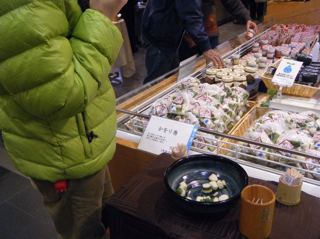 店内は、練り物の試食天国！！！<br />美味しすぎて、つい　食べすぎちゃう？！<br />和菓子や、洋菓子、干物、オリジナルのジュースや地ビールまであります。