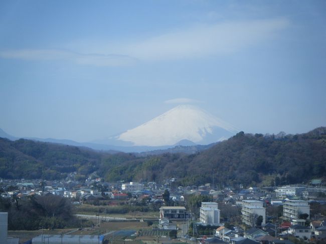 日曜日の今日も快晴<br />ホテルの廊下から見た富士山　頭に天使の輪みたいのが　乗ってます。
